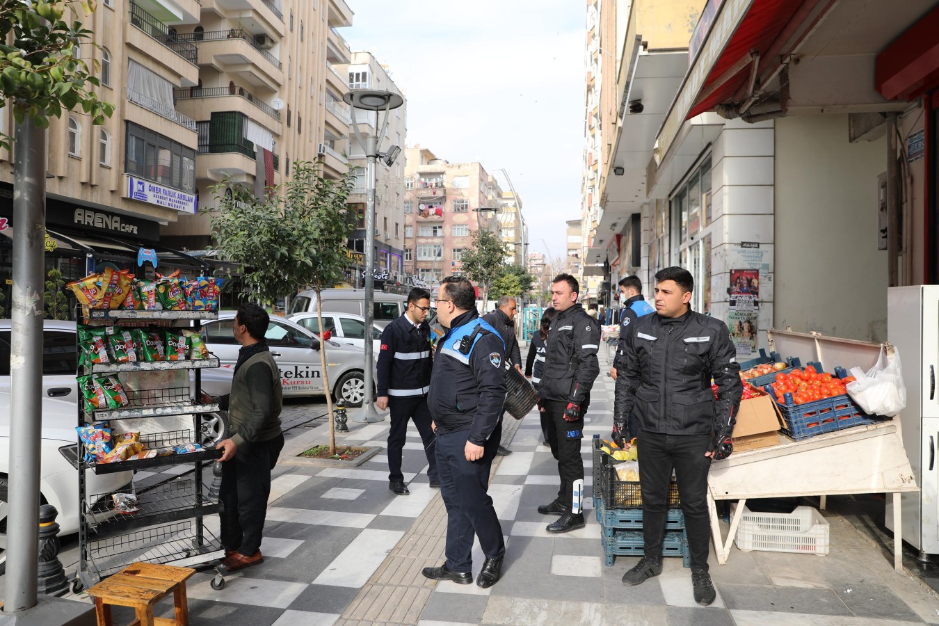 Haliliye'de Zabıta Kaldırım İşgallerini Önlüyor