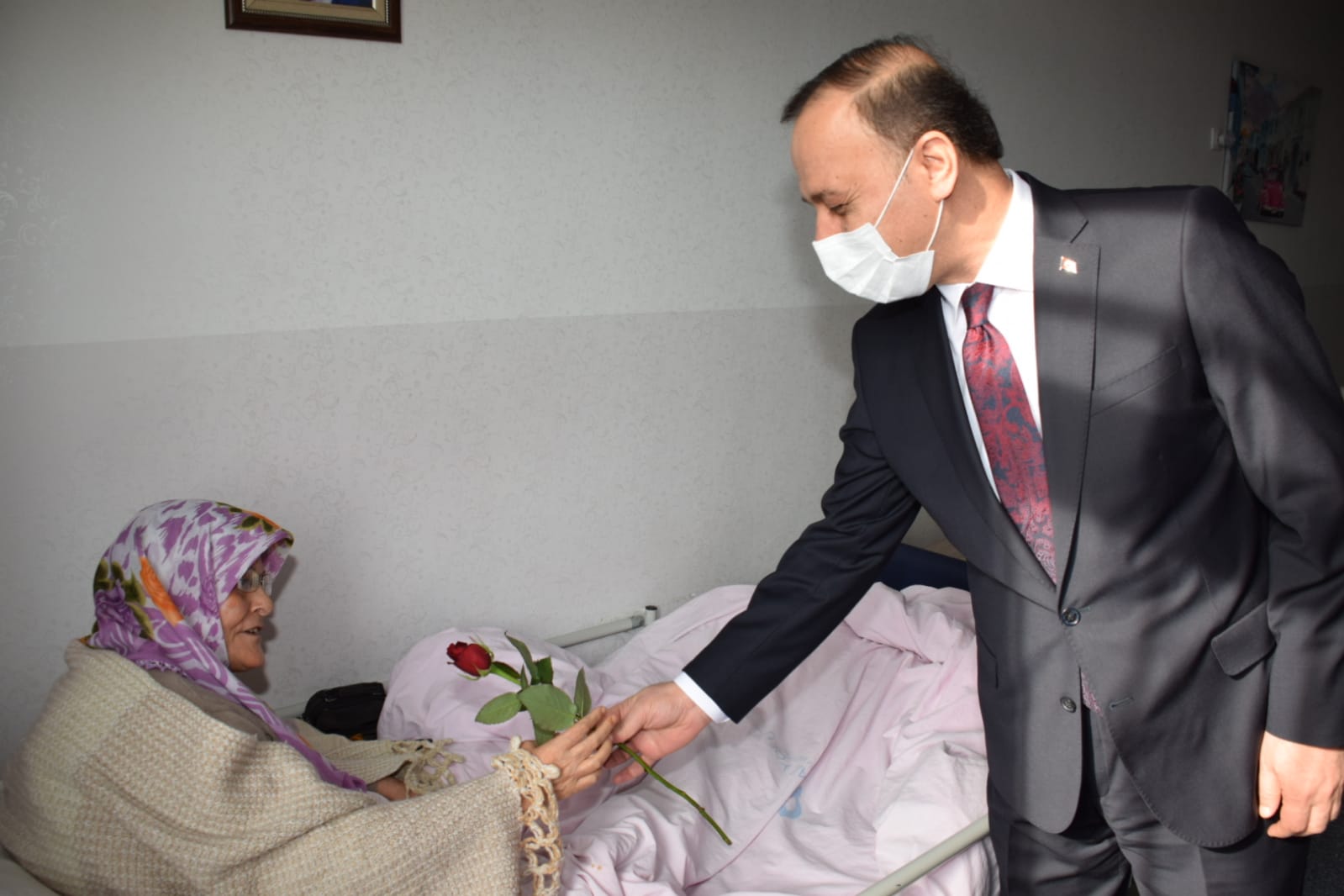 Vali Erin, yaşlıları ziyaret etti