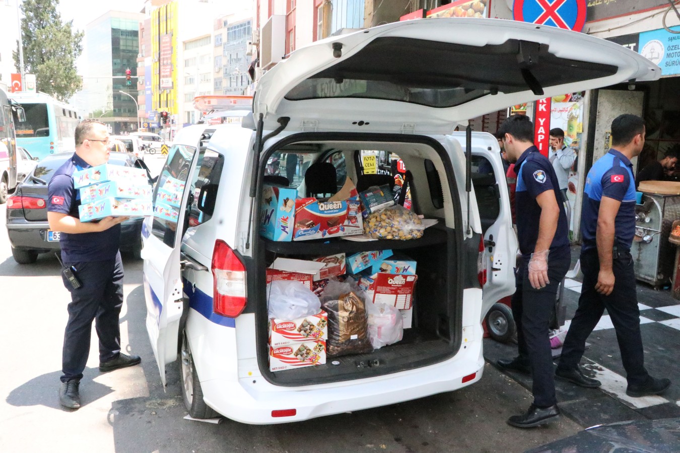 Haliliye'de Bayram öncesi tarihi geçmiş şeker ve çikolata ele geçirildi
