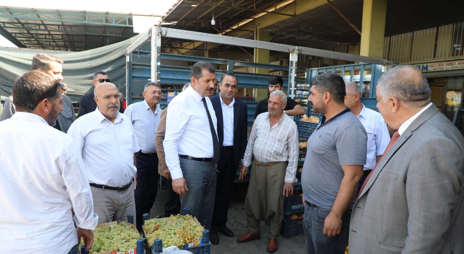 Vali Ayhan, Hal Pazarı esnafını ziyaret etti