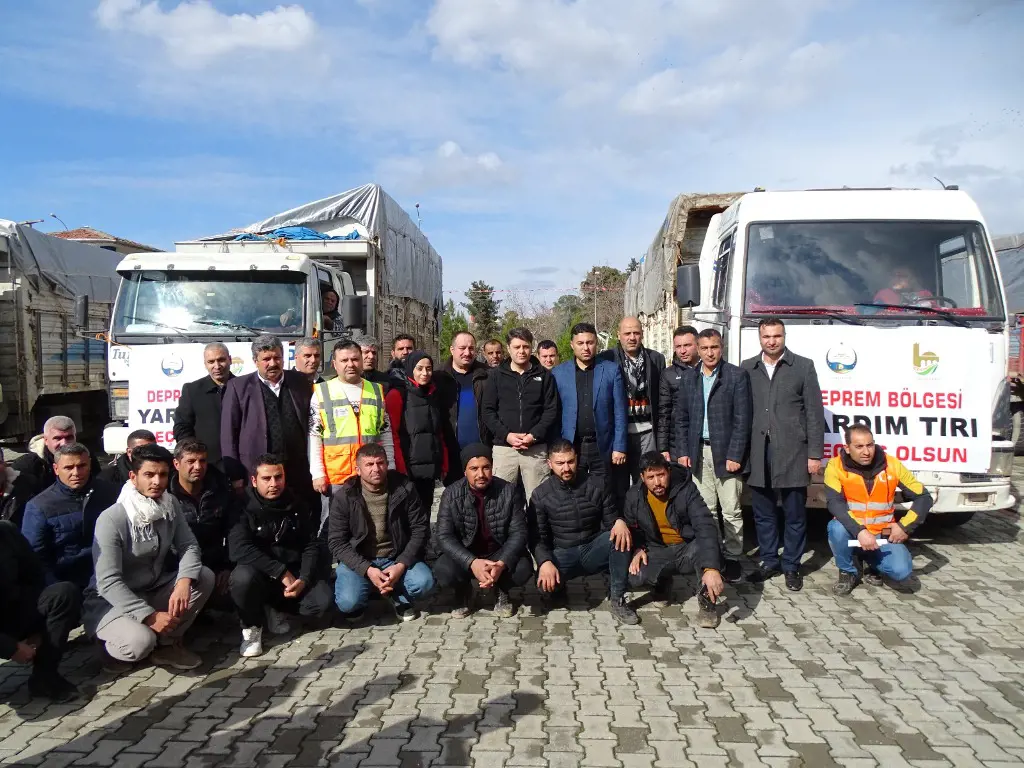 Viranşehir'de deprem yardım tırları yola çıktı