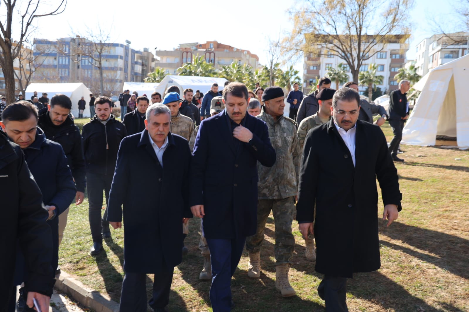 Başkan Beyazgül ile Vali Ayhan'dan depremzedelere ziyaret