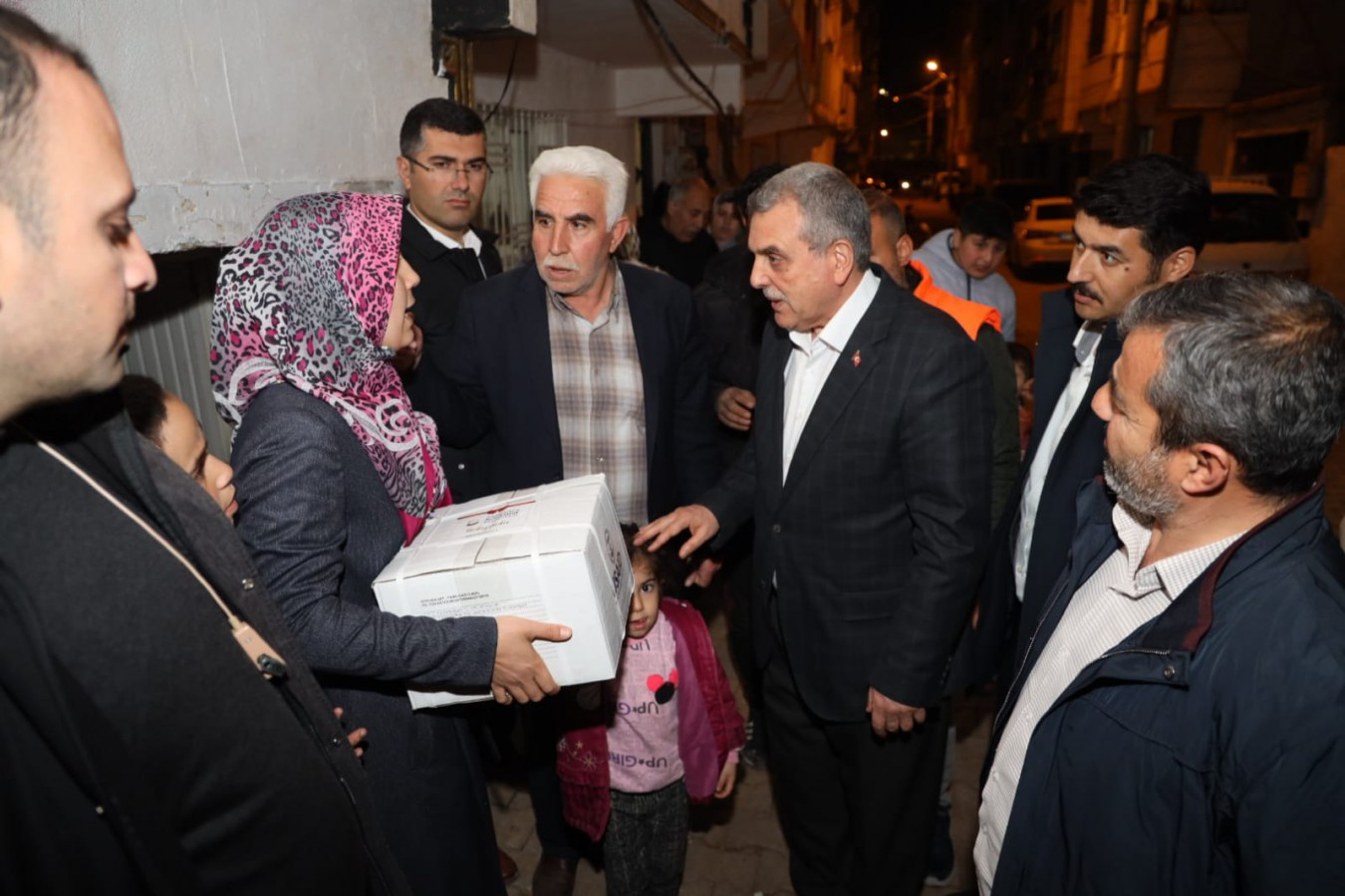 Başkan Beyazgül selzedelere yardımları bizzat ulaştırıyor