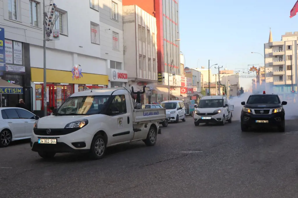 Viranşehir belediyesinde haşerelere karşı ilaçlama çalışması