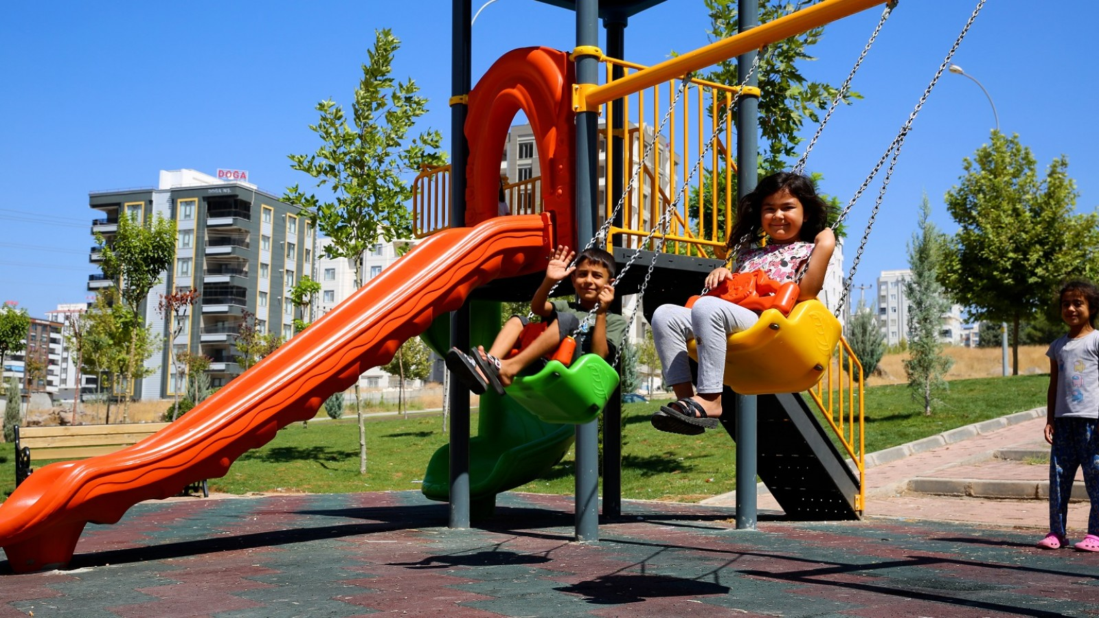 Doğukent'e yeni parklar kazandırıldı
