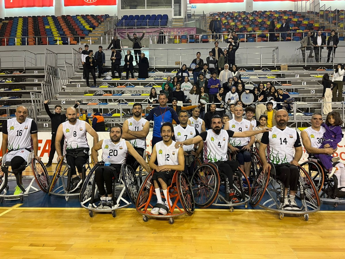 Büyükşehir tekerlekli sandalye basketbol takımı rakibine şans tanımadı