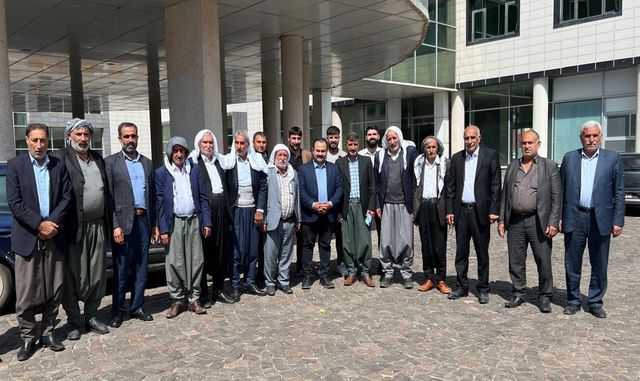 Viranşehir Belediyesi Eş Başkanları tebrikleri kabul ediyor