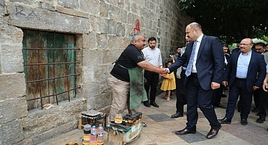 Başkan Kasım Gülpınar, tarihi çarşılar bölgesinde vatandaşlarla buluştu