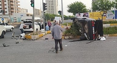 Karaköprü’de iki otomobil çarpıştı! Bir otomobil yan yattı
