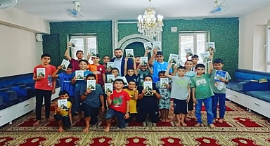 Abdulkadir Şanlı'dan Talebelere Kitap Hediyesi