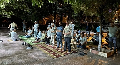 Şanlıurfa'da Camii Elektriği Borç Nedeniyle Kesildi: Cemaat Namazını Avluda Kıldı