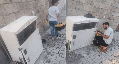 Şanlıurfa'da Elektrik Tehlikesi Vatandaş Panoyu Kendisi Onarıyor!