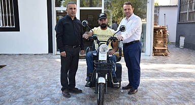 Siverek'te Engelli Vatandaşa Elektrikli Motosiklet Desteği!