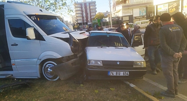 Şanlıurfa'da Öğrenci Servisi Otomobile Çarptı! 1 Yaralı