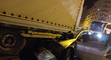 Şanlıurfa'da Trafik Kazası! Otomobil Tırın Altında Sıkıştı