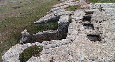 Vali Şıldak'tan Tarihi Keşif! Libasyon Çukurlu Kaya Mezarının Sırlı Dünyası