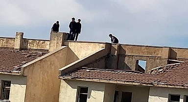 Viranşehir’de Çatıda Oynayan Çocuklar, Mahalleyi Korkutuyor!
