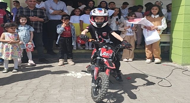 6 Yaşındaki Emirhan'dan Bayraklı Motor Şovu!
