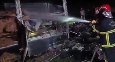 Şanlıurfa'da Park Halindeki Kamyonet Alev Aldı!