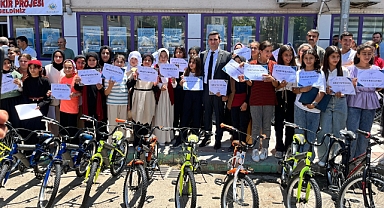 Kaymakam Halil İbrahim Yeşilyurt’tan Eğitime Tam Destek! Başarılı Öğrencilere Bisiklet