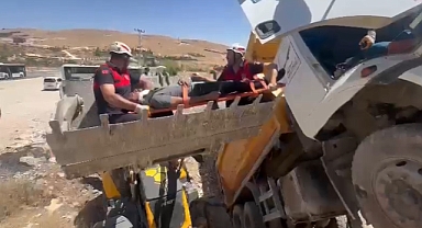 Şanlıurfa’da Feci Kaza! Hafriyat Kamyonu Şarampole Yuvarlandı