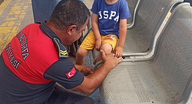 Şanlıurfa'da Minik Çocuğun Yardımına İtfaiye Yetişti! Ayağı Sıkıştığı Yerden Çıkartıldı