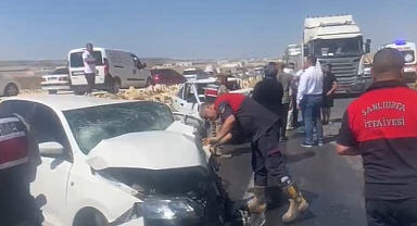 Şanlıurfa’da Ölüm Yolu Yine Sahnede! İki Araç Kafa Kafaya Çarpışma