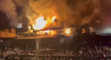 Şanlıurfa'da Tırda Yangın! Yangının Nedeni Elektrik Tesisatı Oldu