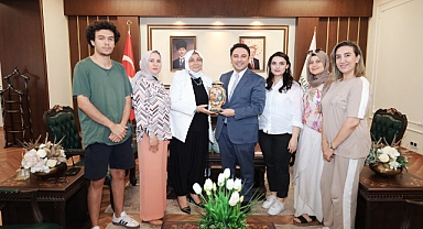 GAP Kadın Kooperatifinden Anlamlı Ziyaret! El Yapımı Vazo Hediye Edildi