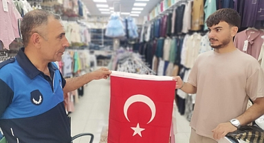 Şanlıurfa Büyükşehir Belediyesi'nden 15 Temmuz Anlamına Yakışır Bayrak Dağıtımı