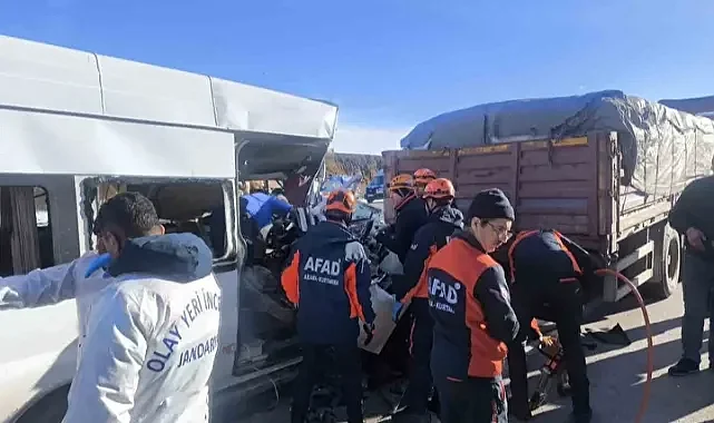 Kayseri’de Öğrenci Servisi Minibüsü ve Tır Çarpıştı! 1 Ölü, 6 Yaralı