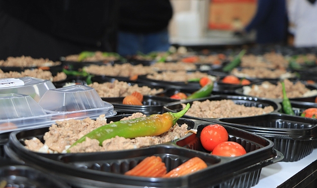 Şanlıurfa Büyükşehir Belediyesi 1100 Ailenin Kapısını İftarla Çaldı, Binler Meydanda Buluştu