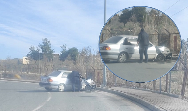 Şanlıurfa’da Kontrolden Çıkan Otomobil Aydınlatma Direğine Çarptı