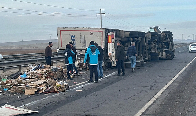 Şanlıurfa'da Tır Devrildi! 1 Yaralı Olay 'da Maddi Hasar Meydana Geldi