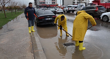 Şanlıurfa’da Sağanak Sürerken Büyükşehir Belediyesine Bağlı Ekipleri Sahada