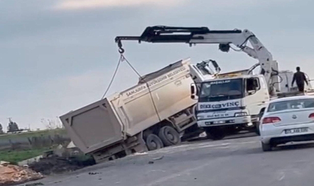 Şanlıurfa’da Hafriyat Kamyonu Şarampole Devrildi