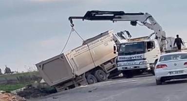 Şanlıurfa’da Hafriyat Kamyonu Şarampole Devrildi