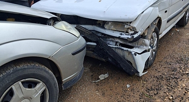 Şanlıurfa’da İki Otomobil Kafa Kafaya Çarpıştı 1 Yaralı!